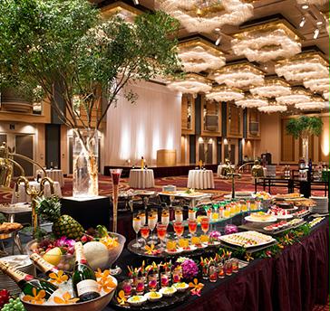 4階大宴会場「飛翔」
浅草ビューホテルで最大の規模と華やかさを誇る大宴会場。ゆとりある天井、華やかにきらめく照明、そして輝きを放つシャンデリア…。そのすべてがご宴会の雰囲気をいっそう盛り上げます。
