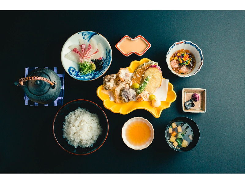 旬の食材を最大限に活かした会席料理をご用意。四季を感じるこだわりのお食事をお楽しみください。