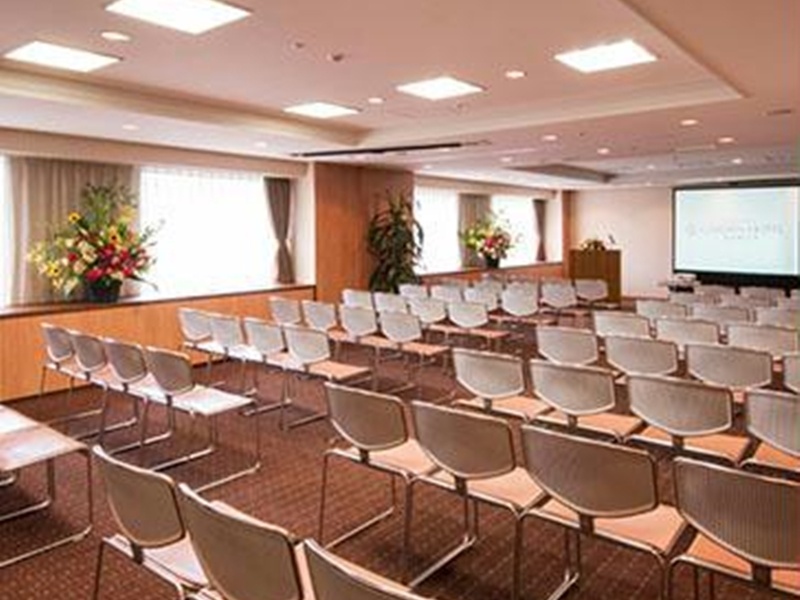 8室あるフォーラムルーム(56㎡)はすべてのお部屋に自然光が入る明るいお部屋です。研修や勉強合宿に最適。2部屋ずつを連結し、48名様収容のお部屋(112㎡)を4室作ることも可能です。
