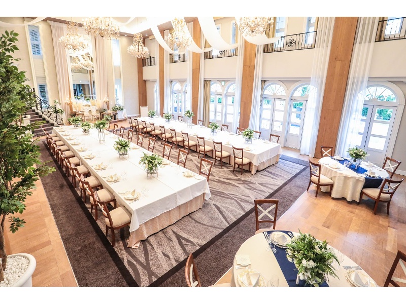 【宴会場：ベネツィア】
バンケット面積　220m²（約67坪）
バンケット天井高　7m
パーティ―会場はソーシャルディスタンシング推進の為の規定に伴ったレイアウトにてご利用いただけます。
