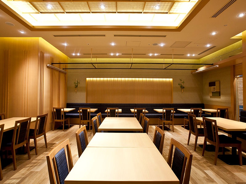 店内は仕切りが少ないので、着席時も一体感のある会場になります。