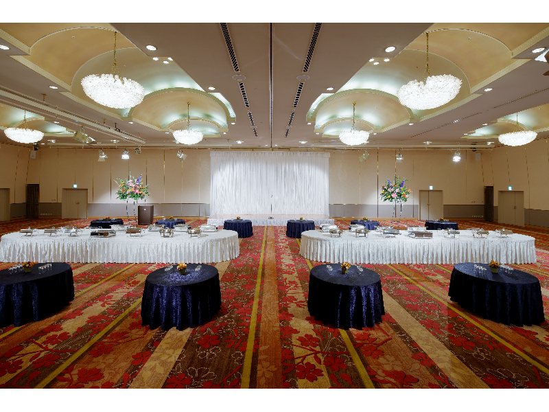 正餐で300名様・立食パーティーで400名様が一堂にお迎えできます。