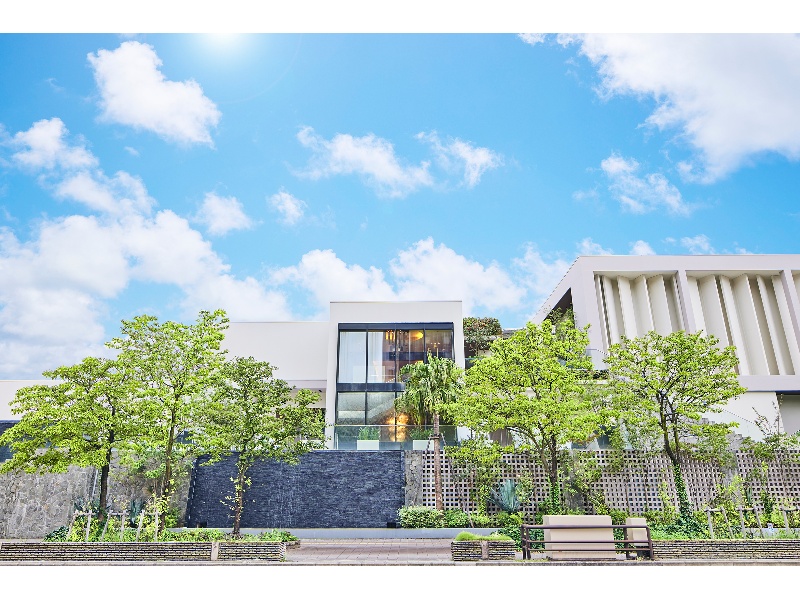 地下鉄桜通線「高岳」駅2番出口より徒歩30秒
大通りにそびえたつ存在感ある白亜の邸宅
